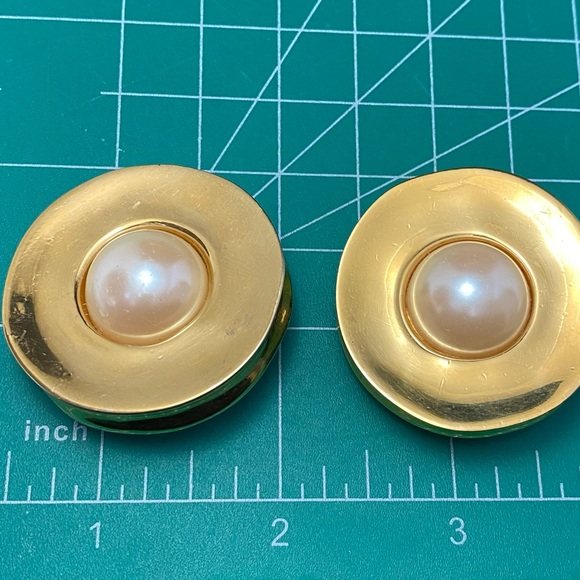 Givenchy Jumbo Oversized Pearl Gold Dome Round Clip Earrings 90s vintage - Picture 8 of 10